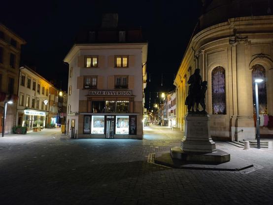 Eine Pestalozzi Statue im nächtlichen Yverdon-les-Bains.