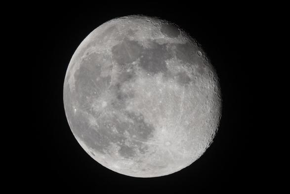 Der abnehmende Mond zwischen Vollmond und Halbmond fast formatfüllend am dunklen Nachthimmel