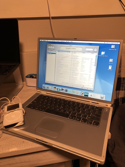 Classic iPod mounted on Mac OS X Puma desktop