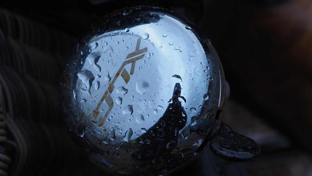 Regentropfen auf einer silbernen Fahrradklingel