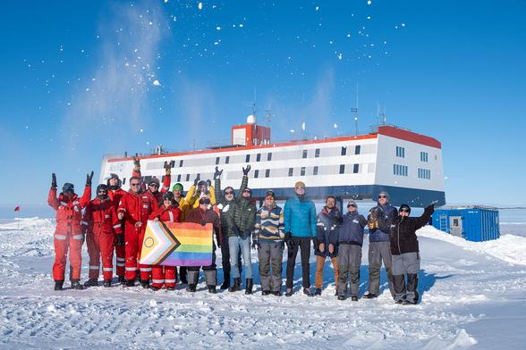 Gruppenfoto mit Pride Flagge vor Neumayer-Station III