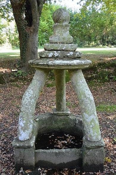 Presbytère à #Questembert (#Morbihan) Le puits se compose d'une petite piscine mi rectangulaire mi circulaire, surmontée d'une sorte de baldaquin en granit en forme de trépied. Le puits se trouve à côté du lavo...
Suite 👉 https://monumentum.fr/monument-historique/pa00091602/questembert-presbytere
#Patrimoine #MonumentHistorique
Photo CC-BY-SA 4.0 : Selbymay