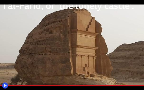 Antico monumento alto come un palazzo, scolpito in una pietra isolata nel deserto saudita. La facciata simile al bassorilievo di un tempio presenta un'apertura ombrosa nella parte frontale, entro cui venivano condotti i defunti.