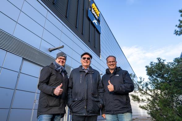 The new Jolla sign was raised on the wall of Salo IoT Campus. Celebrating the occasion are CEO Sami Pienimäki (left), Jolla's anchor investor, real estate counselor Jorma Nieminen, and Chairman of the Board Antti Saarnio.