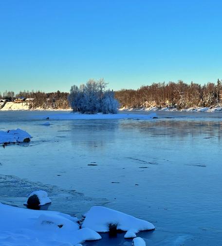 The almost frozen Kenai River looked all frosty and there was steam rising from the water.