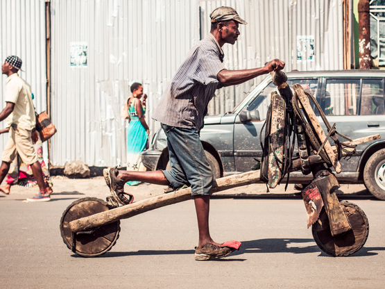 Un tshukudu dans les rues de Goma. C'est une sorte de grosse trottinette en bois