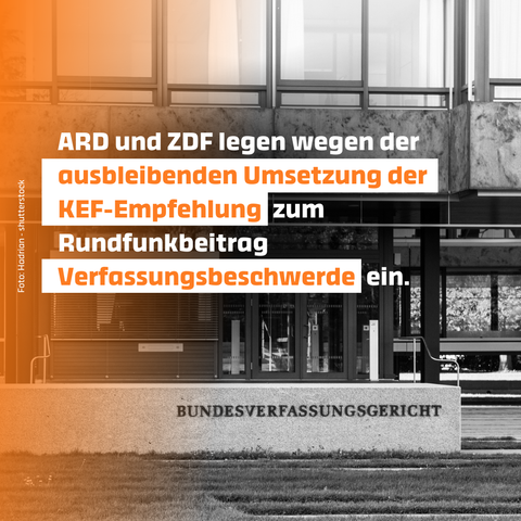 Der Eingang des Bundesverfassungsgerichts. 
Text: ARD und ZDF legen wegen der ausbleibenden Umsetzung der KEF-Empfehlung  zum Rundfunkbeitrag Verfassungsbeschwerde  ein.