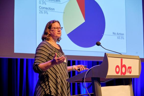 Elisabeth Bik tijdens keynote 2023  bij VOGIN-IP-lezing