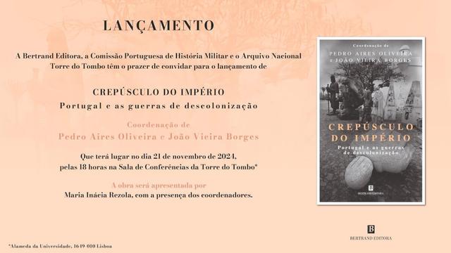 Convite para o lançamento do livro “Crepúsculo do Império – Portugal e as Guerras de Descolonização”, coordenado por Pedro Aires Oliveira e João Vieira Borges. 21 de Novembro de 2024, às 18 horas na Sala de Conferências da Torre do Tombo. A obra será apresentada por Maria Inácia Rezola, com a presença dos coordenadores. O convite inclui a capa do livro, que tem como imagem de fundo uma fotografia de estátuas portuguesas desmanteladas, algumas tombadas e com inscrições do MPLA, umas de pedra outras de metal. A foto foi tirada em Cucuaco, Angola, em Novembro de 1975, por Joaquim Lobo.