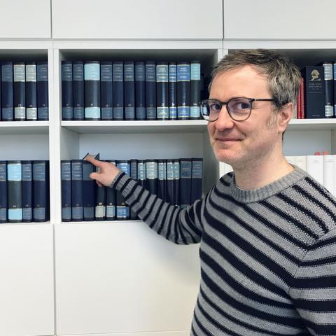Kollege Ingo Stützle vor die Foto-Linse gezwungen, direkt vor unserer Marx-Engels-Werke-Wand (noch viel breiter als hier)