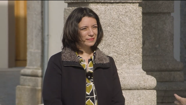 Cláudia Ninhos junto a uma das colunas de pedra da Casa do Passal, o Museu Aristides de Sousa Mendes