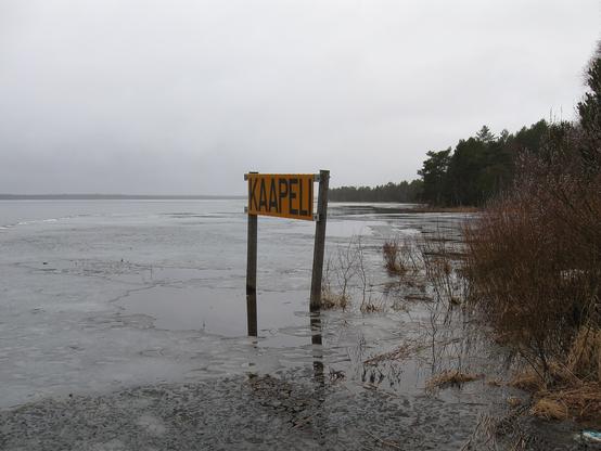 siinä on vedenalaisesta kaapelista varoittava kyltti