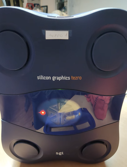 Frontseite eines in rundlichen Formen gehaltenen Computers, auf dem "silicon graphics tezro", sowie "sgi" zu lesen ist.