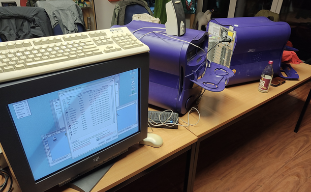2 silicon graphics tezro workstations und ein sgi crt monitor auf einem tisch.