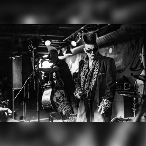 Black and white photo of Demented Are Go live on stage ar GEI Musikclub, Timelkam.
