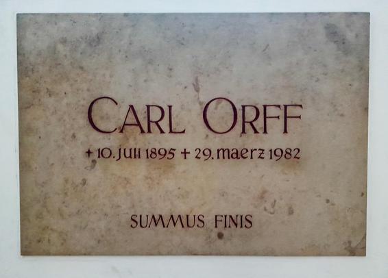 Grabplatte - Inschrift
Carl Orff
SUMMUS FINIS
