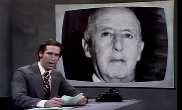 Chevy Chase, en el primer 'gag' recurrente de 'Saturday Night Live' que se hizo lo que hoy llamaríamos viral, indica a los telespectadores estadounidenses que el generalísimo Francisco Franco sigue muerto.