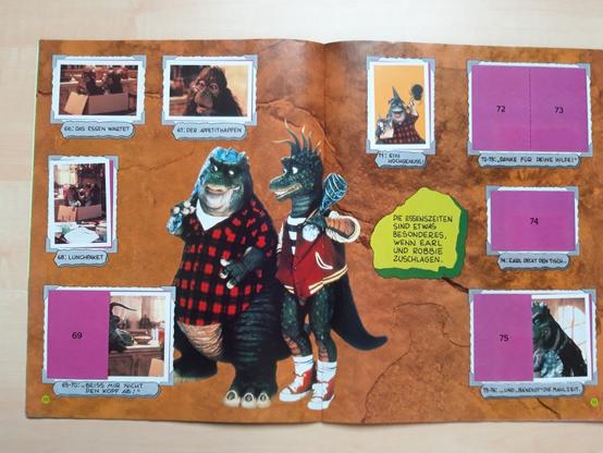 Doppelseite aus dem Dinosaurs-Stickeralbum, etwa die Hälfte der Aufkleberfelder sind beklebt.