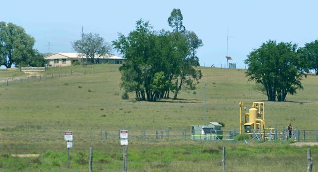photo - CSG extraction location in front of a rural house, QLD, Australia