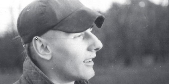 Foto von Silvio in schwarz weis. Aufnahme von der Seite.