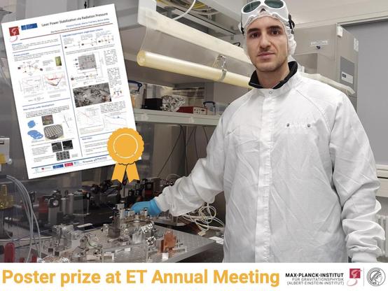 Foto eines Physikers in Laborkleidung neben einer optischen Bank. Oben links ist ein Screenshot des Posters mit einer Schleife zu sehen. Unten steht in orangefarbenen Buchstaben „Poster prize at ET Annual Meeting“.
