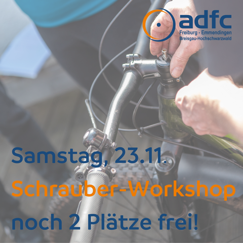 Hände, die an einem Fahrradlenker herumschrauben.