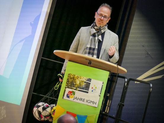 Bildungsbürgermeister Dirk Grunert spricht bei der Feier der IGMH