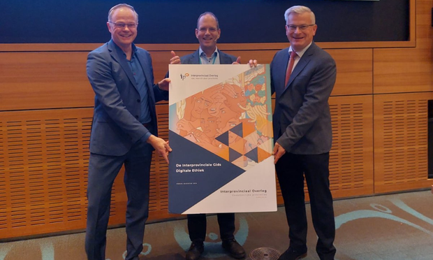 De Interprovinciale Gids Ethiek werd overhandigd tijdens de regiotour AI en Algoritmes in Zwolle op 18 november 2024. Aanwezig waren: Marten Tilstra (links) - Programmamanager Digitalisering bij Interprovinciaal Overleg Derk Jan Zweers – (in het midden) Beleidsontwikkelaar Informatievoorziening & Digitalisering Provincie Overijssel G.H. (Gert Harm) ten Bolscher (rechts) Gedeputeerde Innovatie & Digitalisering bij Provincie Overijssel