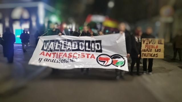 Diferentes imágenes de la manifestación con pancartas antifascistas y antisionistas