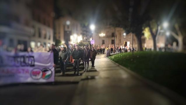 Diferentes imágenes de la manifestación con pancartas antifascistas y antisionistas