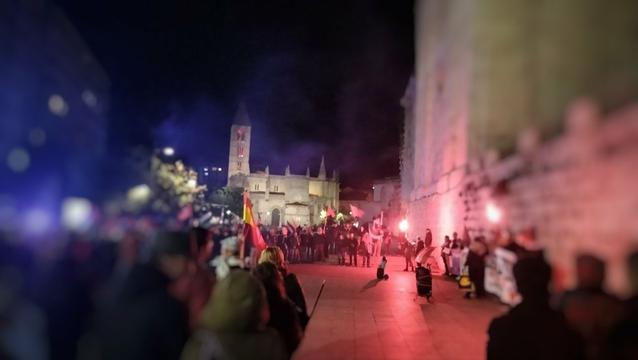 Diferentes imágenes de la manifestación con pancartas antifascistas y antisionistas