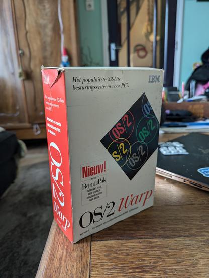A slight damaged "red box" version of OS/2 3 warp in Dutch