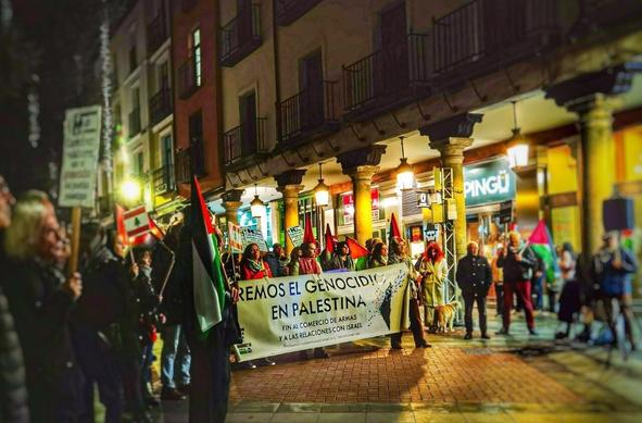 Diferentes imágenes de la manifestación con pancartas antifascistas y antisionistas