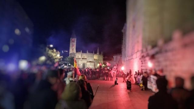 Diferentes imágenes de la manifestación con pancartas antifascistas y antisionistas