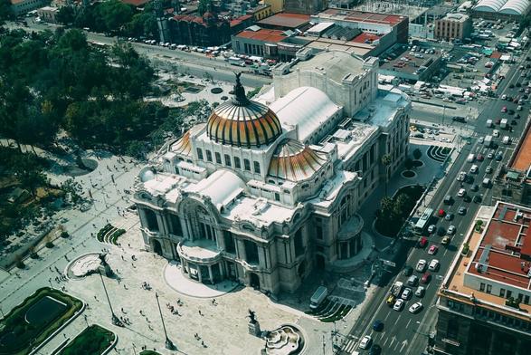 Le palais présidentiel du Mexique avec son architecture particulière. Il a été construit en 1523 sur les ruines du palais de l'empereur aztèque Moctezuma. Il fut la résidence des vice-rois d'Espagne, puis des présidents de la République jusqu'à la fin du XIXe siècle.