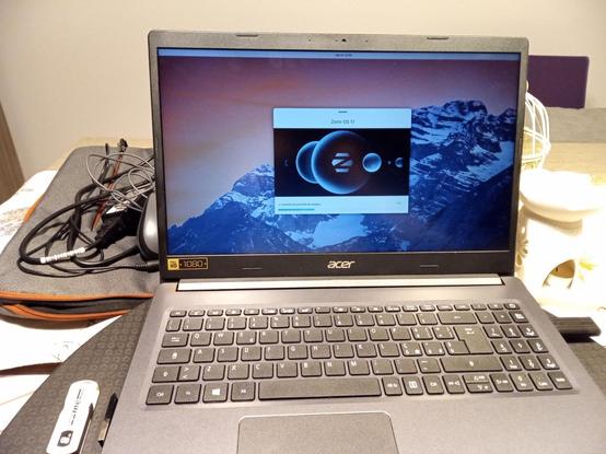 Computer portatile aperto sul tavolo mentre si sta installando Zorin OS