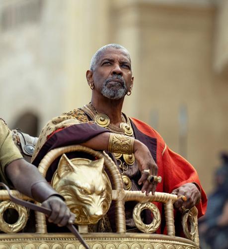 Fotograma de la película "Gladiator 2" en el que aparece Denzel Washington interpretando a Macrino.