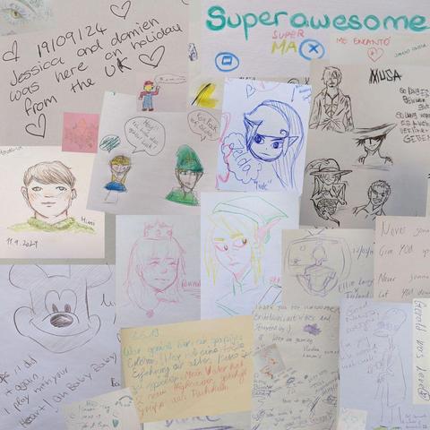 Collage of notes, scribbles and drawings from the guestbooks of the Computerspielemuseum. This collage mostly features Zelda and Link drawings.