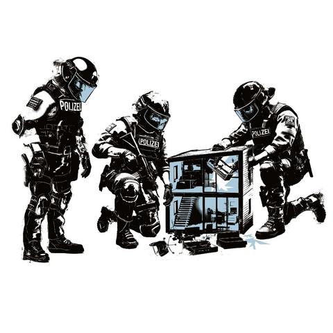 Titelbild vom taz-Artikel:
3 Polizist*innen sind martialisch um ein Puppenhaus.
