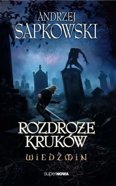Okładka nowej książki Sapkowskiego z uniwersum Wiedźmina: Rozdroże Kruków.
Wiedźmi z srebrnym mieczem w pozie bojowej na cmentarzu skąpanym we mgle. Na jednym z nagrobków spogląda nie niego jakiś potwór.