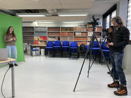 Elsa Ducrot enregistre sa vidéo dans un écran vert.