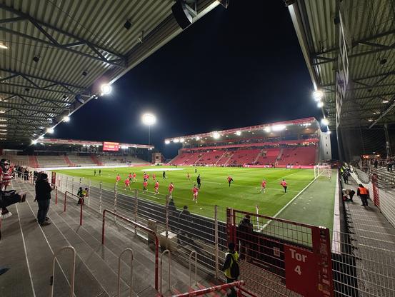 Stadion an der alten Försterei bei Flutlicht. Das Frauenteam wärmt sich auf.