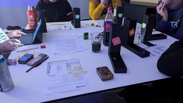 Tisch mit Pen and Paper Utensilien (6 Würfeltürme, Papier und Getränke)