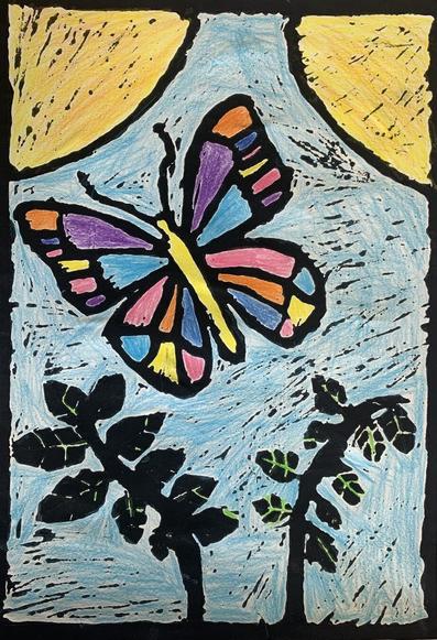 Das Bild zeigt einen bunten Schmetterling, der vor einem hellen blauen Hintergrund zu schweben scheint. Der Schmetterling ist in kräftigen Farben wie Lila, Rosa, Orange und Gelb gehalten und seine Flügel sind mit verschiedenen Mustern verziert. Im unteren Teil des Bildes sind zwei stilisierte Pflanzen mit dunklen Blättern zu sehen, die einen Kontrast zum hellen Hintergrund bilden. Die oberen Ecken des Bildes sind mit gelben Flächen versehen, die an Sonnen scheinen. Das gesamte Bild wirkt expressiv und erinnert an einen kindlichen Kunststil. Der Hintergrund ist mit einer Textur versehen, die an einen Pinselstrich oder eine strukturierte Oberfläche erinnert. Die Farben sind lebendig und kontrastierend.
