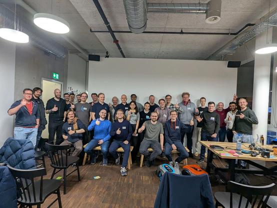 Gruppenbild aller Teilnehmenden