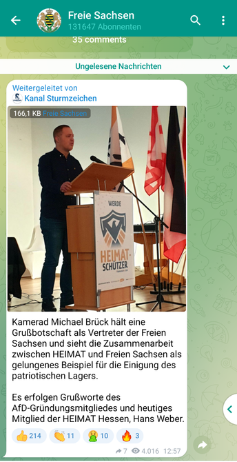 Michael Brück der Freien Sachsen auf der Bühne dem Bundesparteitag der Heimat in Goldnen Hirsch in Bernsdorf