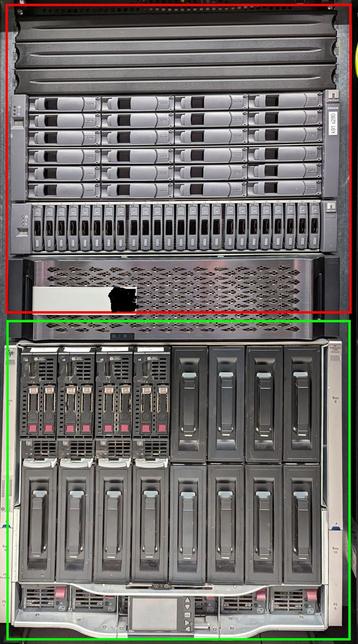 Foto eines großen Servers mit ganz viel verschiedener Hardware. Um die obere Hälfte des Bildes geht ein roter Rahmen, die untere Hälfte ist grün eingerahmt.