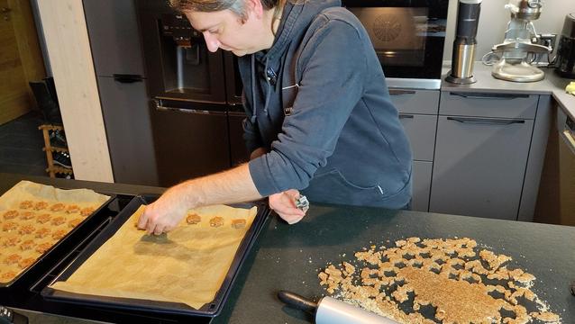 Josef beim Zimtsterne backen