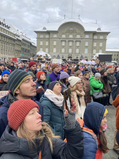 Frauen und Männer auf dem Bundesplatz in Bern
