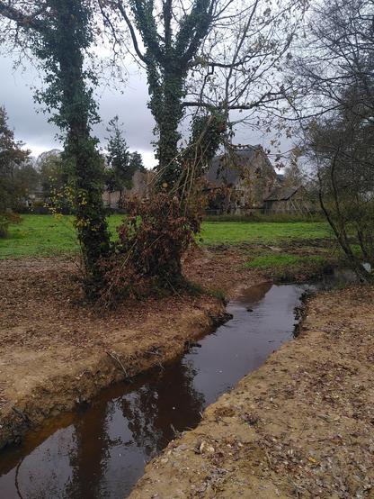 Le ruisseau avec vue vers la chapelle de Notre Dame sur l'Eau.